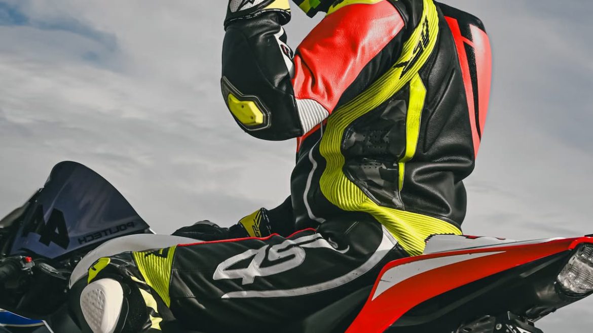Accessoires indispensables longs trajets moto 2026