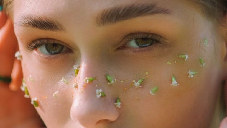 Les tendances du maquillage clean en 2026 : minimalisme et nature